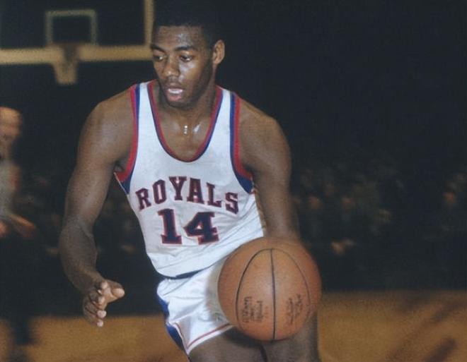 持续发力！萨林杰送长传 胡明轩助张昊上篮将分差拉开到20分以上